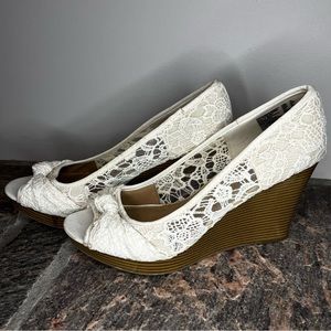 #168 American Eagle by Payless Cream Lace Platform Heels with Knot